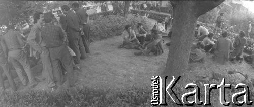 Sierpień 1980, Gdańsk, Polska.
Strajk okupacyjny w Stoczni Gdańskiej im. Lenina. Strajkujący robotnicy odpoczywają na trawie.
Fot. Zbigniew Trybek, zbiory Ośrodka KARTA

