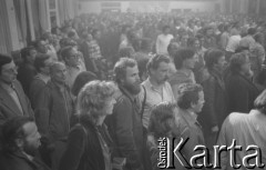 Sierpień 1980, Gdańsk, Polska.
Strajk okupacyjny w Stoczni Gdańskiej im. Lenina. Strajkujący i osoby popierające strajk zgromadzeni w sali BHP., z lewej widoczny reportażysta Ryszard Kapuściński.
Fot. Zbigniew Trybek, zbiory Ośrodka KARTA

