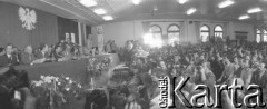 31.08.1980, Gdańsk, Polska.
Strajk okupacyjny w Stoczni Gdańskiej im. Lenina. Sala BHP, podpisanie porozumienia pomiędzy przedstawicielami strajkujących a komisją rządową. Fotoreporterzy robią zdjęcia sygnatariuszom porozumienia.
Fot. Zbigniew Trybek, zbiory Ośrodka KARTA

