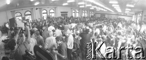 31.08.1980, Gdańsk, Polska.
Strajk okupacyjny w Stoczni Gdańskiej im. Lenina. Sala BHP, członkowie komisji rządowej idą w kierunku stołu prezydialnego. 
Fot. Zbigniew Trybek, zbiory Ośrodka KARTA

