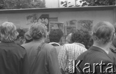 Sierpień 1980, Gdańsk, Polska.
Strajk okupacyjny w Stoczni Gdańskiej im. Lenina. Strajkujący robotnicy przed gablotami, w których umieszczono artykuły z zagranicznej prasy na temat strajku.
Fot. Zbigniew Trybek, zbiory Ośrodka KARTA

