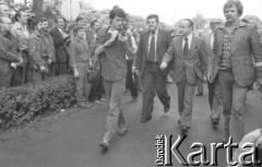 Sierpień 1980, Gdańsk, Polska.
Strajk okupacyjny w Stoczni Gdańskiej im. Lenina. Członkowie komisji rządowej prawdopodobnie w drodze do sali BHP. W środku wicepremier Mieczysław Jagielski, z lewej dyrektor stoczni Klemens Gniech, 1. z prawej ochroniarz Lecha Wałęsy Waldemar Stawicki, z tyłu Tadeusz Fiszbach.
Fot. Zbigniew Trybek, zbiory Ośrodka KARTA

