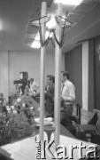 Sierpień 1980, Gdańsk, Polska.
Strajk okupacyjny w Stoczni Gdańskiej im. Lenina. Lech Wałęsa przemawia do strajkujących w sali BHP, za nim stoi Florian Wiśniewski. Na pierwszym planie makieta Pomnika Poległych Stoczniowców.
Fot. Zbigniew Trybek, zbiory Ośrodka KARTA