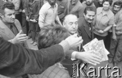 30.08.1980, Gdańsk, Polska.
Strajk okupacyjny w Stoczni Gdańskiej im. Lenina. Lech Wałęsa i wicepremier Mieczysław Jagielski.
Fot. Zbigniew Trybek, zbiory Ośrodka KARTA