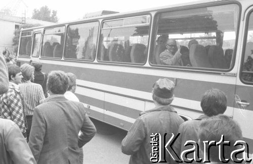 31.08.1980, Gdańsk, Polska.
Strajk okupacyjny w Stoczni Gdańskiej im. Lenina. Autobus z delegacją rządową. W oknie widoczny Tadeusz Fiszbach - przewodniczący Wojewódzkiej Rady Narodowej w Gdańsku.
Fot. Zbigniew Trybek, zbiory Ośrodka KARTA