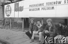 Sierpień 1980, Gdańsk, Polska.
Strajk okupacyjny w Stoczni Gdańskiej im. Lenina. Stoczniowcy siedzą na ławce.
Fot. Zbigniew Trybek, zbiory Ośrodka KARTA

