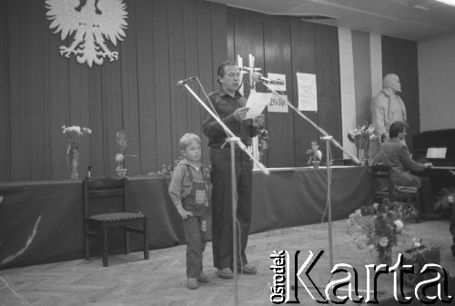 28.08.1980, Gdańsk, Polska.
Strajk okupacyjny w Stoczni Gdańskiej im. Lenina. Występ artystów trójmiejskich i aktorów Teatru Wybrzeże w sali BHP.
Fot. Zbigniew Trybek, zbiory Ośrodka KARTA

