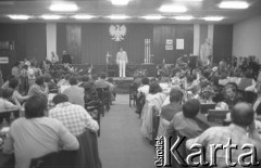 28.08.1980, Gdańsk, Polska.
Strajk okupacyjny w Stoczni Gdańskiej im. Lenina. Występ artystów trójmiejskich i aktorów Teatru Wybrzeże w sali BHP.
Fot. Zbigniew Trybek, zbiory Ośrodka KARTA

