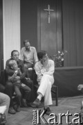 28.08.1980, Gdańsk, Polska.
Strajk okupacyjny w Stoczni Gdańskiej im. Lenina. Artyści  trójmiejscy i aktorzy Teatru Wybrzeże w sali BHP przed występem dla strajkujących.
Fot. Zbigniew Trybek, zbiory Ośrodka KARTA

