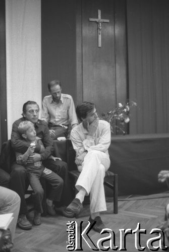 28.08.1980, Gdańsk, Polska.
Strajk okupacyjny w Stoczni Gdańskiej im. Lenina. Artyści  trójmiejscy i aktorzy Teatru Wybrzeże w sali BHP przed występem dla strajkujących.
Fot. Zbigniew Trybek, zbiory Ośrodka KARTA


