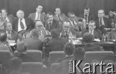 30.08.1980, Gdańsk, Polska.
Strajk okupacyjny w Stoczni Gdańskiej im. Lenina. Negocjacje Międzyzakładowego Komitetu Strajkowego z komisją rządową. Za stołem siedzą (od prawej): NN, wicepremier Mieczysław Jagielski, przewodniczący Wojewódzkiej Rady Narodowej w Gdańsku Tadeusz Fiszbach, wojewoda gdański Jerzy Kołodziejski. 
Fot. Zbigniew Trybek, zbiory Ośrodka KARTA

