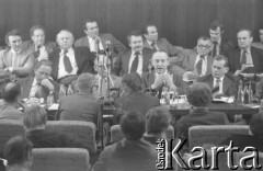 30.08.1980, Gdańsk, Polska.
Strajk okupacyjny w Stoczni Gdańskiej im. Lenina. Negocjacje Międzyzakładowego Komitetu Strajkowego z komisją rządową. Za stołem siedzą od prawej: NN, wicepremier Mieczysław Jagielski, przewodniczący Wojewódzkiej Rady Narodowej w Gdańsku Tadeusz Fiszbach, wojewoda gdański Jerzy Kołodziejski. 
Fot. Zbigniew Trybek, zbiory Ośrodka KARTA

