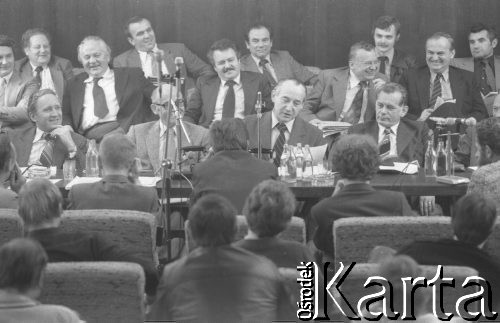30.08.1980, Gdańsk, Polska.
Strajk okupacyjny w Stoczni Gdańskiej im. Lenina. Negocjacje Międzyzakładowego Komitetu Strajkowego z komisją rządową. Za stołem siedzą od prawej: NN, wicepremier Mieczysław Jagielski, przewodniczący Wojewódzkiej Rady Narodowej w Gdańsku Tadeusz Fiszbach, wojewoda gdański Jerzy Kołodziejski. 
Fot. Zbigniew Trybek, zbiory Ośrodka KARTA

