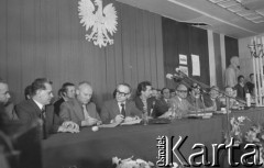 31.08.1980, Gdańsk, Polska.
Strajk okupacyjny w Stoczni Gdańskiej im. Lenina. Podpisanie porozumienia pomiędzy przedstawicielami strajkujących a komisją rządową. Od lewej: NN, członek sekretariatu KC PZPR Zbigniew Zieliński, wicepremier Mieczysław Jagielski, Lech Wałęsa, przewodniczący Wojewódzkiej Rady Narodowej w Gdańsku Tadeusz Fiszbach, Florian Wiśniewski, wojewoda gdański Jerzy Kołodziejski, Zdzisław Kobyliński, Henryka Krzywonos.
Fot. Zbigniew Trybek, zbiory Ośrodka KARTA

