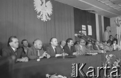 31.08.1980, Gdańsk, Polska.
Strajk okupacyjny w Stoczni Gdańskiej im. Lenina. Podpisanie porozumienia pomiędzy przedstawicielami strajkujących a komisją rządową. Od lewej: NN, członek sekretariatu KC PZPR Zbigniew Zieliński, wicepremier Mieczysław Jagielski, Lech Wałęsa, przewodniczący Wojewódzkiej Rady Narodowej w Gdańsku Tadeusz Fiszbach, Florian Wiśniewski, wojewoda gdański Jerzy Kołodziejski, Zdzisław Kobyliński, Anna Walentynowicz, NN.
Fot. Zbigniew Trybek, zbiory Ośrodka KARTA

