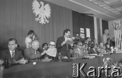31.08.1980, Gdańsk, Polska.
Strajk okupacyjny w Stoczni Gdańskiej im. Lenina. Podpisanie porozumienia pomiędzy przedstawicielami strajkujących a komisją rządową. Od lewej: NN, członek sekretariatu KC PZPR Zbigniew Zieliński, wicepremier Mieczysław Jagielski, Lech Wałęsa, przewodniczący Wojewódzkiej Rady Narodowej w Gdańsku Tadeusz Fiszbach, Florian Wiśniewski, wojewoda gdański Jerzy Kołodziejski, Zdzisław Kobyliński, Anna Walentynowicz, Henryka Krzywonos, NN.
Fot. Zbigniew Trybek, zbiory Ośrodka KARTA

