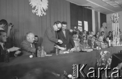 31.08.1980, Gdańsk, Polska.
Strajk okupacyjny w Stoczni Gdańskiej im. Lenina. Podpisanie porozumienia pomiędzy przedstawicielami strajkujących a komisją rządową. Od lewej: NN, członek sekretariatu KC PZPR Zbigniew Zieliński, wicepremier Mieczysław Jagielski, Lech Wałęsa, przewodniczący Wojewódzkiej Rady Narodowej w Gdańsku Tadeusz Fiszbach, Florian Wiśniewski, wojewoda gdański Jerzy Kołodziejski, Zdzisław Kobyliński, Henryka Krzywonos, NN, NN.
Fot. Zbigniew Trybek, zbiory Ośrodka KARTA

