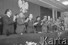 31.08.1980, Gdańsk, Polska.
Strajk okupacyjny w Stoczni Gdańskiej im. Lenina. Podpisanie porozumienia pomiędzy przedstawicielami strajkujących a komisją rządową. Od lewej: NN, członek sekretariatu KC PZPR Zbigniew Zieliński, wicepremier Mieczysław Jagielski, Lech Wałęsa, przewodniczący Wojewódzkiej Rady Narodowej w Gdańsku Tadeusz Fiszbach, Florian Wiśniewski, wojewoda gdański Jerzy Kołodziejski, Zdzisław Kobyliński, Henryka Krzywonos.
Fot. Zbigniew Trybek, zbiory Ośrodka KARTA

