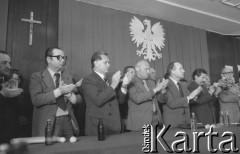 31.08.1980, Gdańsk, Polska.
Strajk okupacyjny w Stoczni Gdańskiej im. Lenina. Podpisanie porozumienia pomiędzy przedstawicielami strajkujących a komisją rządową. Od lewej: NN, NN, NN, członek sekretariatu KC PZPR Zbigniew Zieliński, wicepremier Mieczysław Jagielski, Lech Wałęsa, przewodniczący Wojewódzkiej Rady Narodowej w Gdańsku Tadeusz Fiszbach.
Fot. Zbigniew Trybek, zbiory Ośrodka KARTA

