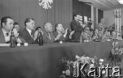 31.08.1980, Gdańsk, Polska.
Strajk okupacyjny w Stoczni Gdańskiej im. Lenina. Podpisanie porozumienia pomiędzy przedstawicielami strajkujących a komisją rządową. Od lewej: NN, NN, członek sekretariatu KC PZPR Zbigniew Zieliński, wicepremier Mieczysław Jagielski, Lech Wałęsa, przewodniczący Wojewódzkiej Rady Narodowej w Gdańsku Tadeusz Fiszbach, Florian Wiśniewski, wojewoda gdański Jerzy Kołodziejski, Zdzisław Kobyliński, Henryka Krzywonos, NN.
Fot. Zbigniew Trybek, zbiory Ośrodka KARTA

