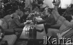 31.08.1980, Gdańsk, Polska.
Strajk okupacyjny w Stoczni Gdańskiej im. Lenina. Negocjacje Międzyzakładowego Komitetu Strajkowego z komisją rządową. Za stołem od prawej siedzą: Zbigniew Zieliński członek sekretariatu KC PZPR, wicepremier Mieczysław Jagielski, przewodniczący Wojewódzkiej Rady Narodowej w Gdańsku Tadeusz Fiszbach, Lech Wałęsa, Lech Bądkowski.
Fot. Zbigniew Trybek, zbiory Ośrodka KARTA

