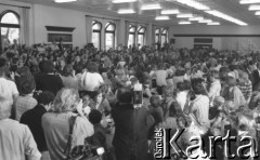 31.08.1980, Gdańsk, Polska.
Strajk okupacyjny w Stoczni Gdańskiej im. Lenina. Sala BHP, komisja rządowa idzie w kierunku stołu prezydialnego.
Fot. Zbigniew Trybek, zbiory Ośrodka KARTA

