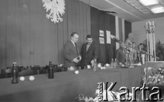 31.08.1980, Gdańsk, Polska.
Strajk okupacyjny w Stoczni Gdańskiej im. Lenina. Sala BHP, przed podpisaniem porozumienia pomiędzy przedstawicielami strajkujących a komisją rządową. Za stołem prezydialnym od lewej: wicepremier Mieczysław Jagielski, Lech Wałęsa, Zbigniew Zieliński, Tadeusz Fiszbach, Florian Wiśniewski, wojewoda gdański Jerzy Kołodziejski, NN.
Fot. Zbigniew Trybek, zbiory Ośrodka KARTA

