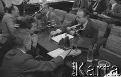 31.08.1980, Gdańsk, Polska.
Strajk okupacyjny w Stoczni Gdańskiej im. Lenina. Negocjacje Międzyzakładowego Komitetu Strajkowego z komisją rządową. Za stołem siedzą od prawej: wicepremier Mieczysław Jagielski, przewodniczący Wojewódzkiej Rady Narodowej w Gdańsku Tadeusz Fiszbach. Tyłem (od lewej) siedzą: Zdzisław Kobyliński, Lech Wałęsa, Lech Bądkowski.
Fot. Zbigniew Trybek, zbiory Ośrodka KARTA

