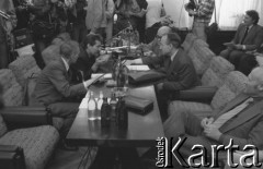 31.08.1980, Gdańsk, Polska.
Strajk okupacyjny w Stoczni Gdańskiej im. Lenina. Negocjacje Międzyzakładowego Komitetu Strajkowego z komisją rządową. Za stołem od prawej siedzą: Zbigniew Zieliński członek sekretariatu KC PZPR, wicepremier Mieczysław Jagielski, przewodniczący Wojewódzkiej Rady Narodowej w Gdańsku Tadeusz Fiszbach, Lech Wałęsa, Lech Bądkowski.
Fot. Zbigniew Trybek, zbiory Ośrodka KARTA

