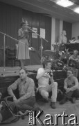 28.08.1980, Gdańsk, Polska.
Strajk okupacyjny w Stoczni Gdańskiej im. Lenina. Artystka gdańska podczas występu dla strajkujących w sali BHP.
Fot. Zbigniew Trybek, zbiory Ośrodka KARTA

