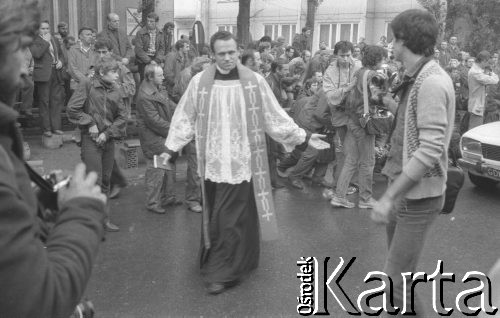Sierpień 1980, Gdańsk, Polska.
Strajk okupacyjny w Stoczni Gdańskiej im. Lenina. Ksiądz Henryk Jankowski.
Fot. Zbigniew Trybek, zbiory Ośrodka KARTA

