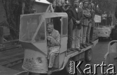 Sierpień 1980, Gdańsk, Polska.
Strajk okupacyjny w Stoczni Gdańskiej im. Lenina. Ludzie stojący na wózkach uczestniczą w mszy świętej. Mężczyzna w piżamie to pacjent przyzakładowego szpitala.
Fot. Zbigniew Trybek, zbiory Ośrodka KARTA

