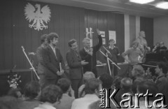 28.08.1980, Gdańsk, Polska.
Strajk okupacyjny w Stoczni Gdańskiej im. Lenina. Bogdan Lis (1. z lewej) i Lech Wałęsa w sali BHP.
Fot. Zbigniew Trybek, zbiory Ośrodka KARTA

