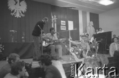 28.08.1980, Gdańsk, Polska.
Strajk okupacyjny w Stoczni Gdańskiej im. Lenina. Występ artystów trójmiejskich i aktorów Teatru Wybrzeże w sali BHP.
Fot. Zbigniew Trybek, zbiory Ośrodka KARTA

