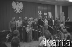 28.08.1980, Gdańsk, Polska.
Strajk okupacyjny w Stoczni Gdańskiej im. Lenina. Występ artystów trójmiejskich i aktorów Teatru Wybrzeże w sali BHP.
Fot. Zbigniew Trybek, zbiory Ośrodka KARTA

