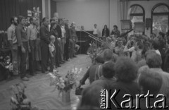 28.08.1980, Gdańsk, Polska.
Strajk okupacyjny w Stoczni Gdańskiej im. Lenina. Występ artystów trójmiejskich i aktorów Teatru Wybrzeże w sali BHP.
Fot. Zbigniew Trybek, zbiory Ośrodka KARTA

