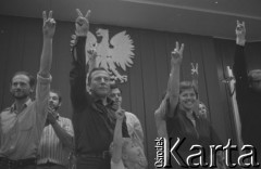 28.08.1980, Gdańsk, Polska.
Strajk okupacyjny w Stoczni Gdańskiej im. Lenina. Występ artystów trójmiejskich i aktorów Teatru Wybrzeże w sali BHP.
Fot. Zbigniew Trybek, zbiory Ośrodka KARTA

