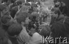 Sierpień 1980, Gdańsk, Polska.
Strajk okupacyjny w Stoczni Gdańskiej im. Lenina. Sala BHP, Lech Wałęsa rozmawia ze strajkującymi.
Fot. Zbigniew Trybek, zbiory Ośrodka KARTA

