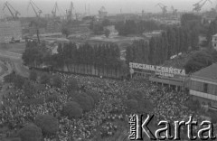 Sierpień 1980, Gdańsk, Polska.
Strajk okupacyjny w Stoczni Gdańskiej im. Lenina. Widok na stocznię i zgromadzony przed nią tłum.
Fot. Zbigniew Trybek, zbiory Ośrodka KARTA

