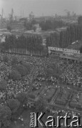 Sierpień 1980, Gdańsk, Polska.
Strajk okupacyjny w Stoczni Gdańskiej im. Lenina. Panorama stoczni. Widok na stocznię i zgromadzony przed nią tłum.
Fot. Zbigniew Trybek, zbiory Ośrodka KARTA

