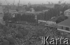 Sierpień 1980, Gdańsk, Polska.
Strajk okupacyjny w Stoczni Gdańskiej im. Lenina. Widok na stocznię i zgromadzony przed nią tłum.
Fot. Zbigniew Trybek, zbiory Ośrodka KARTA

