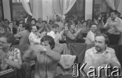 31.08.1980, Gdańsk, Polska.
Strajk okupacyjny w Stoczni Gdańskiej im. Lenina. Strajkujący w sali BHP, biją brawa po podpisaniu porozumienia z komisją rządową.
Fot. Zbigniew Trybek, zbiory Ośrodka KARTA

