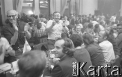 31.08.1980, Gdańsk, Polska.
Strajk okupacyjny w Stoczni Gdańskiej im. Lenina. Strajkujący w sali BHP, biją brawa po podpisaniu porozumienia z komisją rządową.
Fot. Zbigniew Trybek, zbiory Ośrodka KARTA

