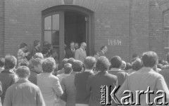 31.08.1980, Gdańsk, Polska.
Strajk okupacyjny w Stoczni Gdańskiej im. Lenina. Komisja rządowa opuszcza salę BHP po podpisaniu porozumienia z przedstawicielami strajkujących.
Fot. Zbigniew Trybek, zbiory Ośrodka KARTA

