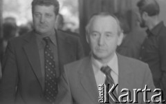 31.08.1980, Gdańsk, Polska.
Strajk okupacyjny w Stoczni Gdańskiej im. Lenina. Na pierwszym planie Wicepremier Mieczysław Jagielski, za nim dyrektor stoczni Klemens Gniech.
Fot. Zbigniew Trybek, zbiory Ośrodka KARTA

