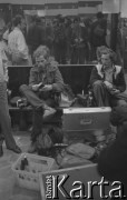Sierpień 1980, Gdańsk, Polska.
Strajk okupacyjny w Stoczni Gdańskiej im. Lenina. Fotoreporterzy i operatorzy w pomieszczeniu stoczniowym. W lustrze odbicie autora zdjęcia.
Fot. Zbigniew Trybek, zbiory Ośrodka KARTA

