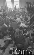 Sierpień 1980, Gdańsk, Polska.
Strajk okupacyjny w Stoczni Gdańskiej im. Lenina. Dziennikarze i fotoreporterzy w sali BHP.
Fot. Zbigniew Trybek, zbiory Ośrodka KARTA

