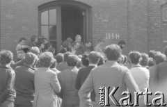31.08.1980, Gdańsk, Polska.
Strajk okupacyjny w Stoczni Gdańskiej im. Lenina. Komisja rządowa opuszcza salę BHP po podpisaniu porozumienia z przedstawicielami strajkujących.
Fot. Zbigniew Trybek, zbiory Ośrodka KARTA

