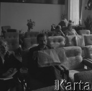 Sierpień 1980, Gdańsk, Polska.
Strajk okupacyjny w Stoczni Gdańskiej im. Lenina. Lech Wałęsa czyta gazetę. Obok niego siedzi Jadwiga Staniszkis.
Fot. Zbigniew Trybek, zbiory Ośrodka KARTA

