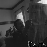 Sierpień 1980, Gdańsk, Polska.
Strajk okupacyjny w Stoczni Gdańskiej im. Lenina. Lech Wałęsa czyta gazetę 